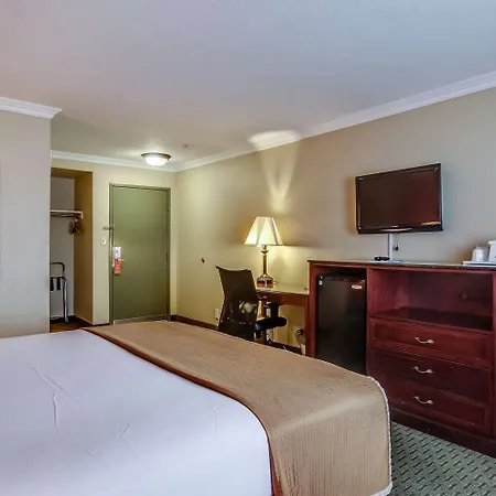 Howard Johnson By Wyndham Reseda Hotel & Suites